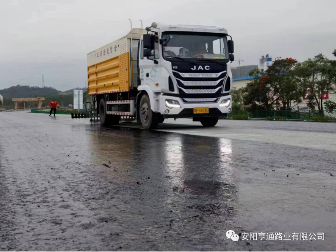 祝賀我司深汕西項(xiàng)目透層、封層試驗(yàn)段圓 滿成功