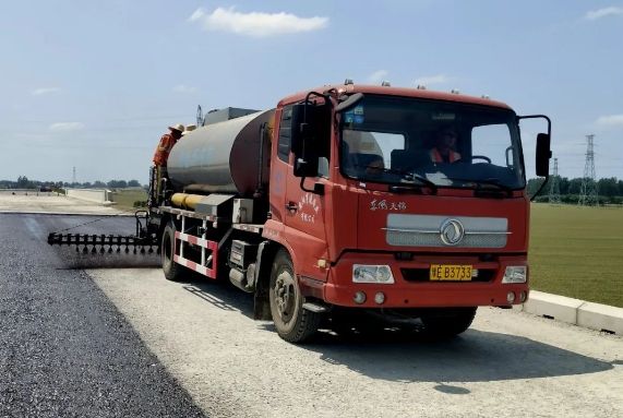 許信高速透層、封層和瀝青下面層試驗(yàn)段攤鋪圓 滿成功